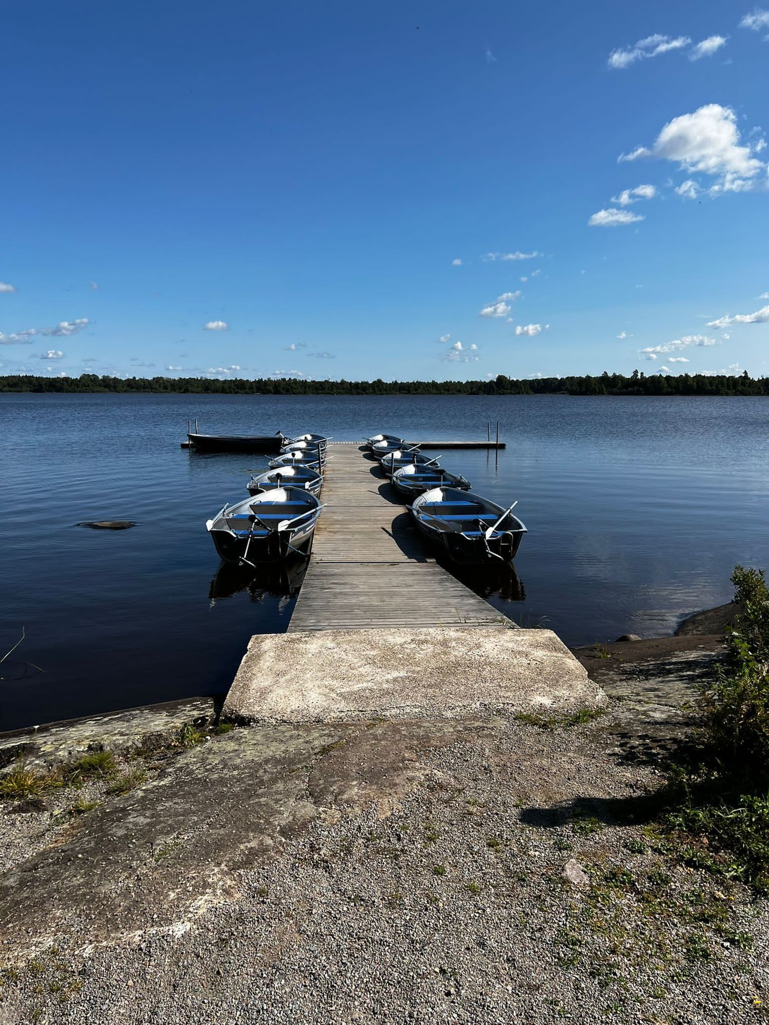 Semesterhus vid sjön med pool och elbåt – bild 19 av 24