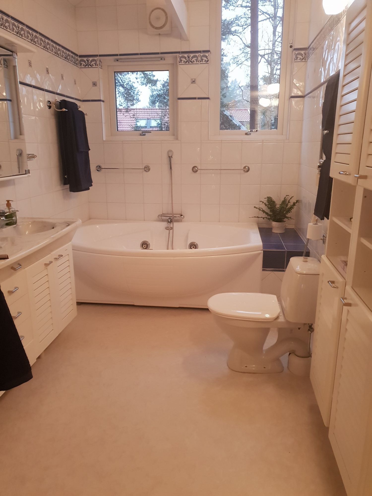 Mysig stor Villa med egen brygga vid sjö och natur – bild 17 av 24
