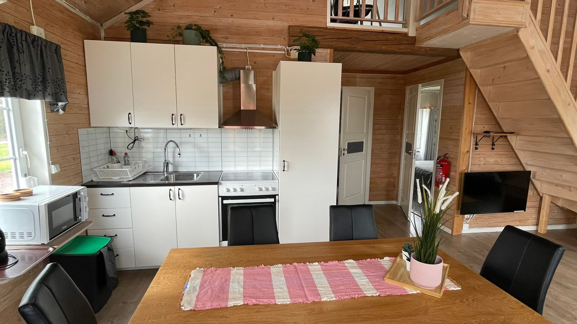 Semesterhus vid sjön med pool och elbåt – bild 4 av 24