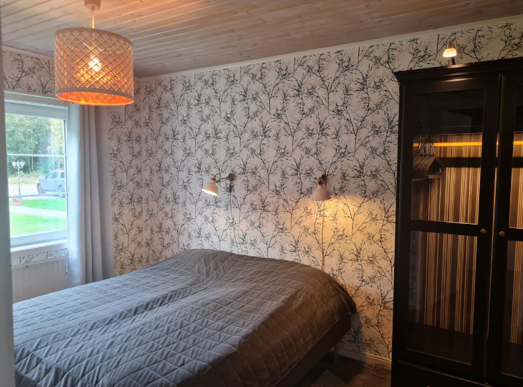 Semesterhus vid sjön med pool och elbåt – bild 10 av 24