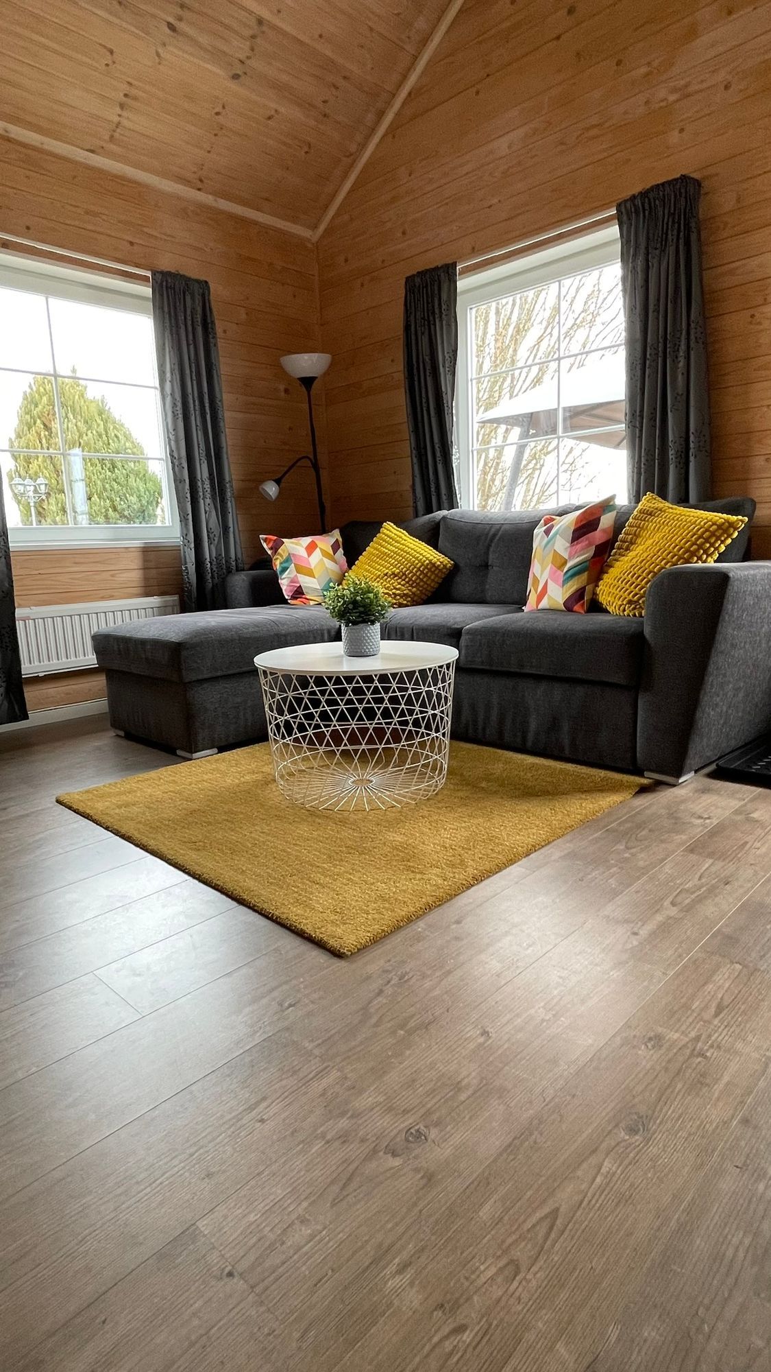 Semesterhus vid sjön med pool och elbåt – bild 3 av 24