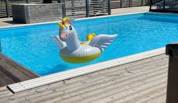 Semesterhus vid sjön med pool och elbåt