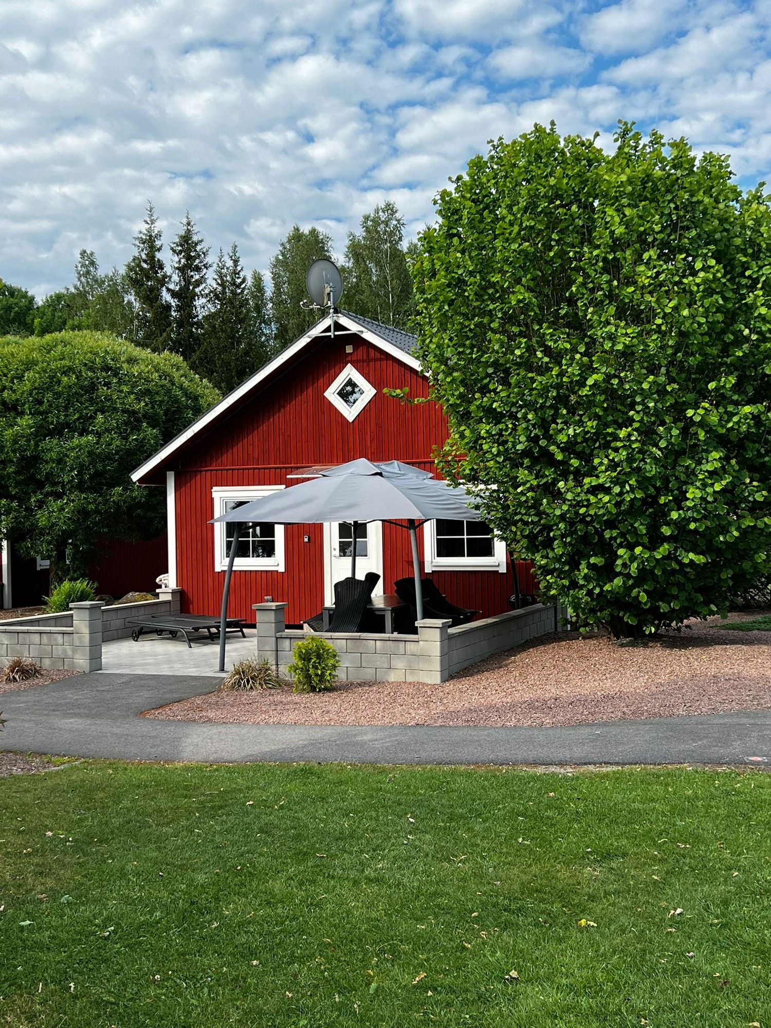Semesterhus vid sjön med pool och elbåt – bild 17 av 24
