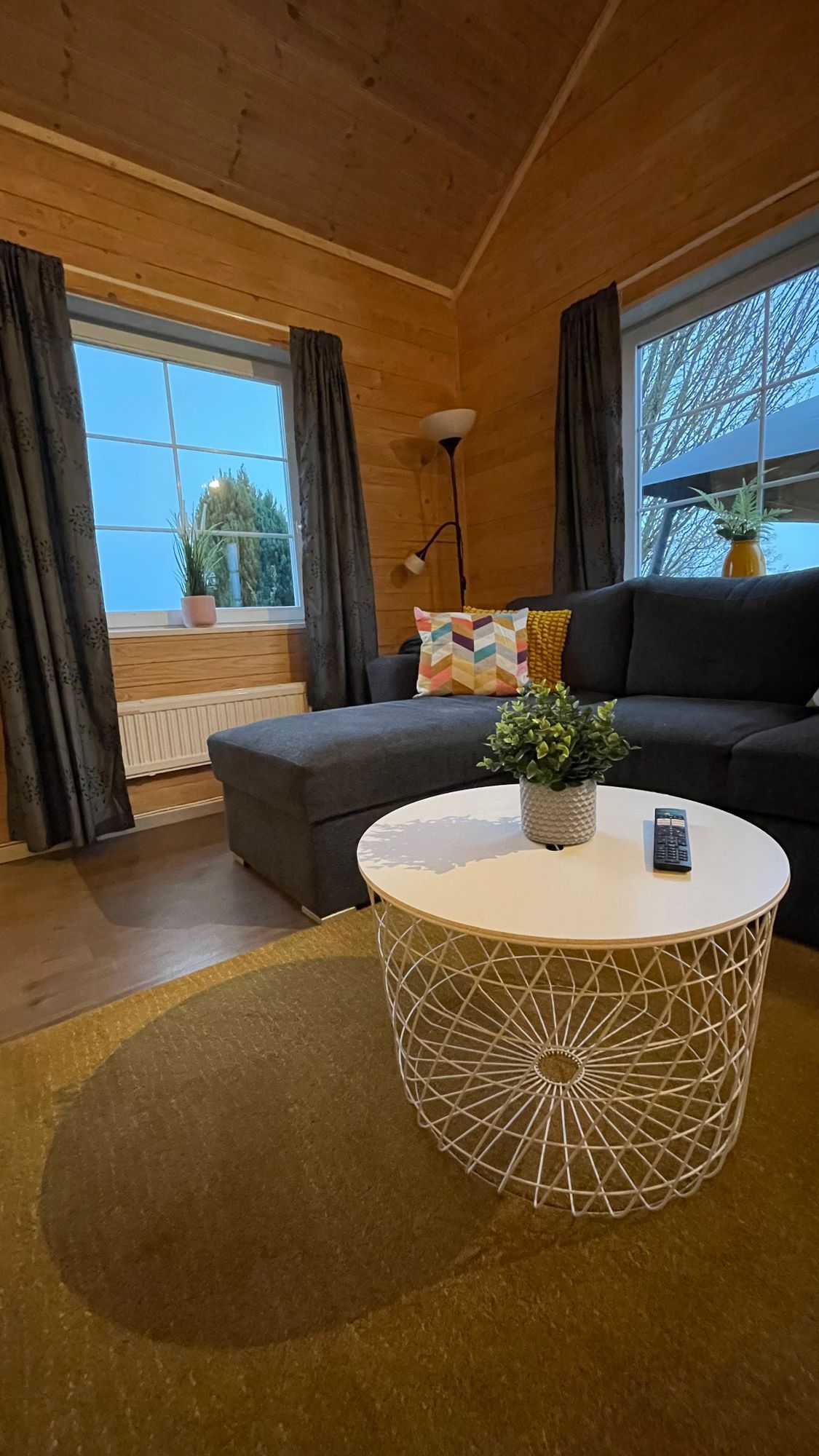 Semesterhus vid sjön med pool och elbåt – bild 12 av 24