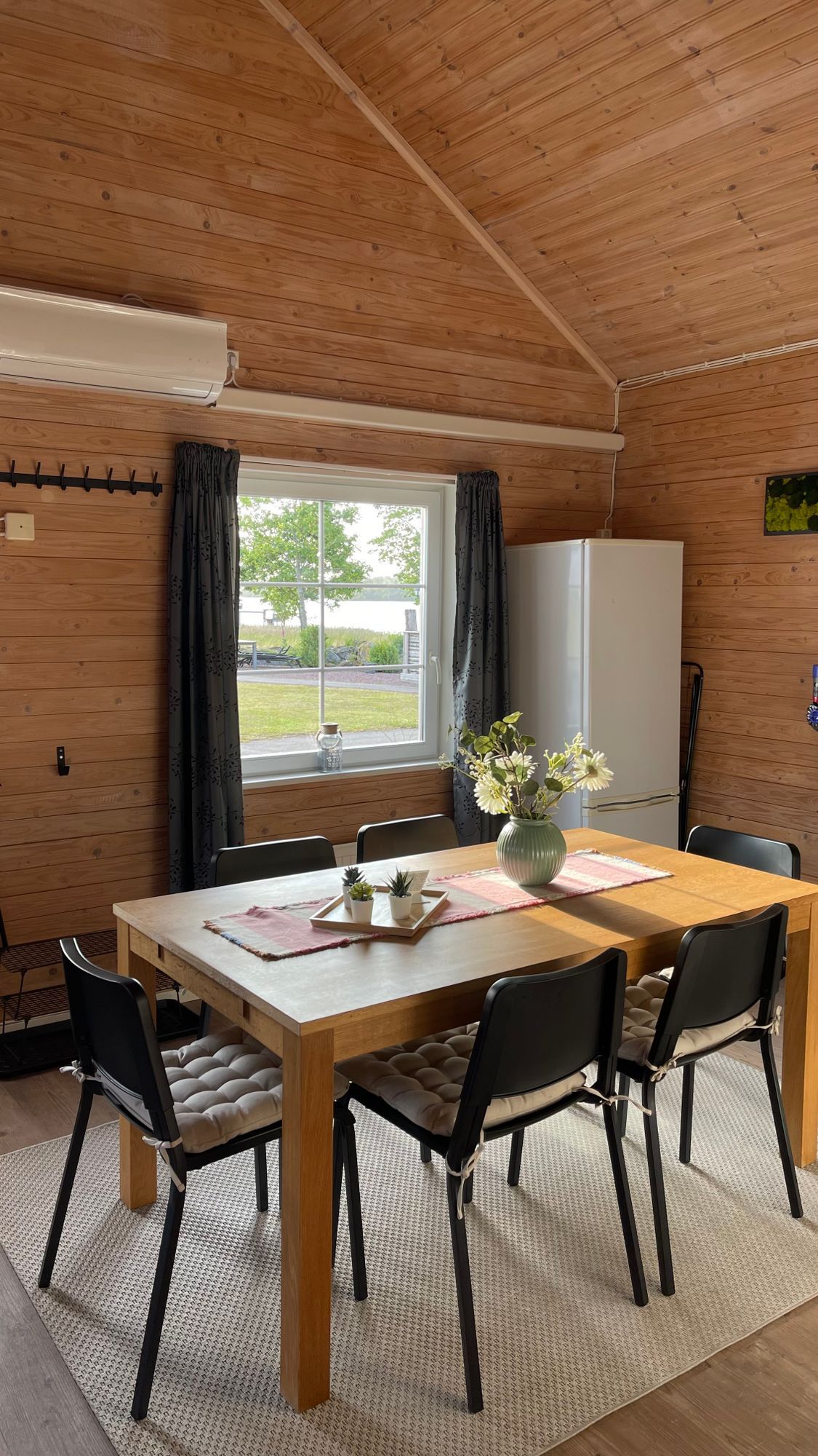 Semesterhus vid sjön med pool och elbåt – bild 7 av 24