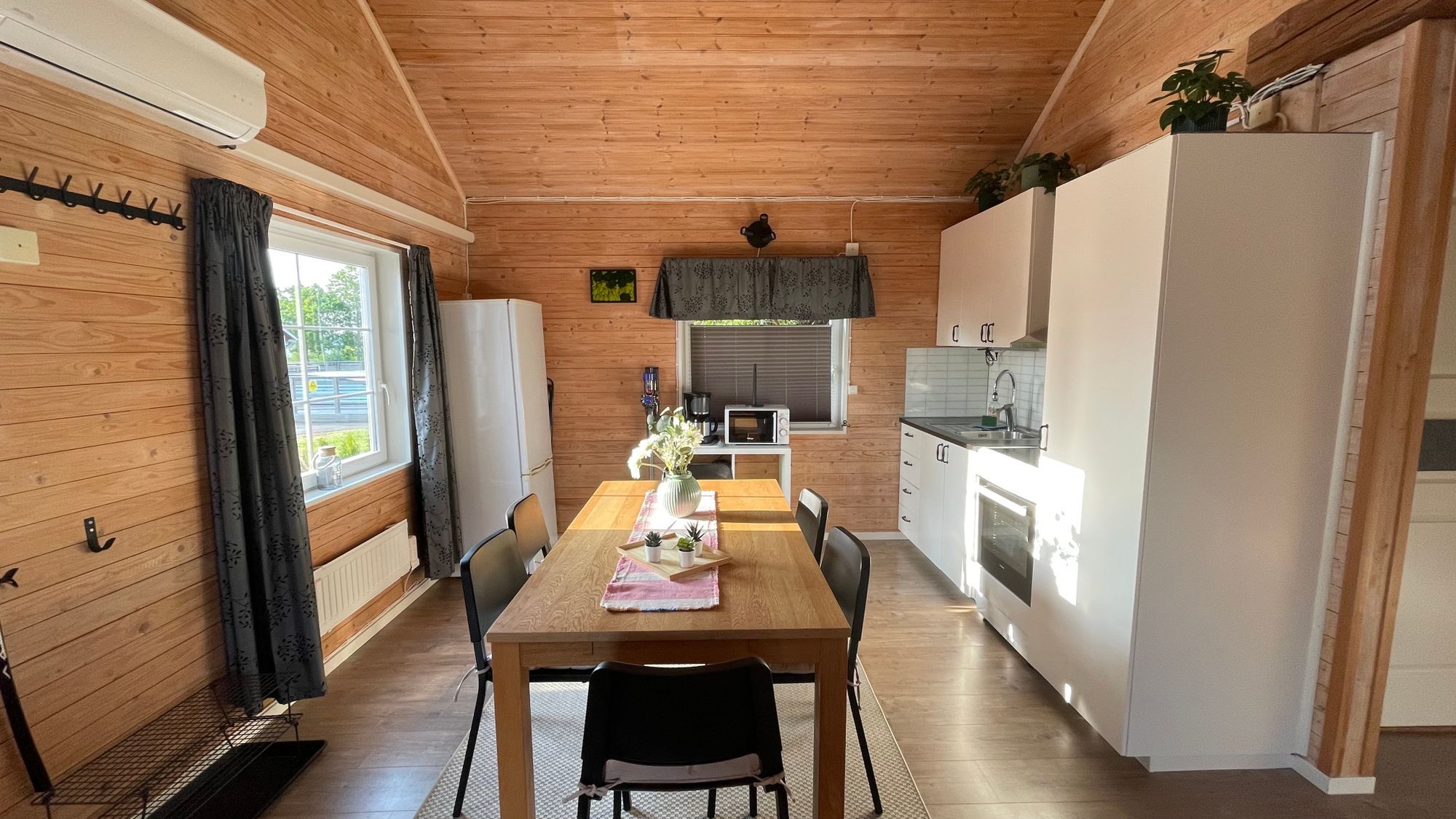 Semesterhus vid sjön med pool och elbåt – bild 6 av 24
