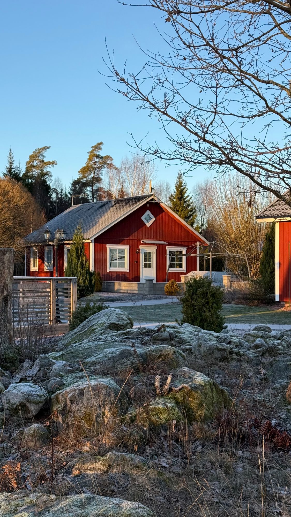 Semesterhus vid sjön med pool och elbåt – bild 18 av 24