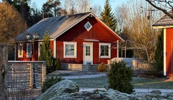 Semesterhus vid sjön med pool och elbåt