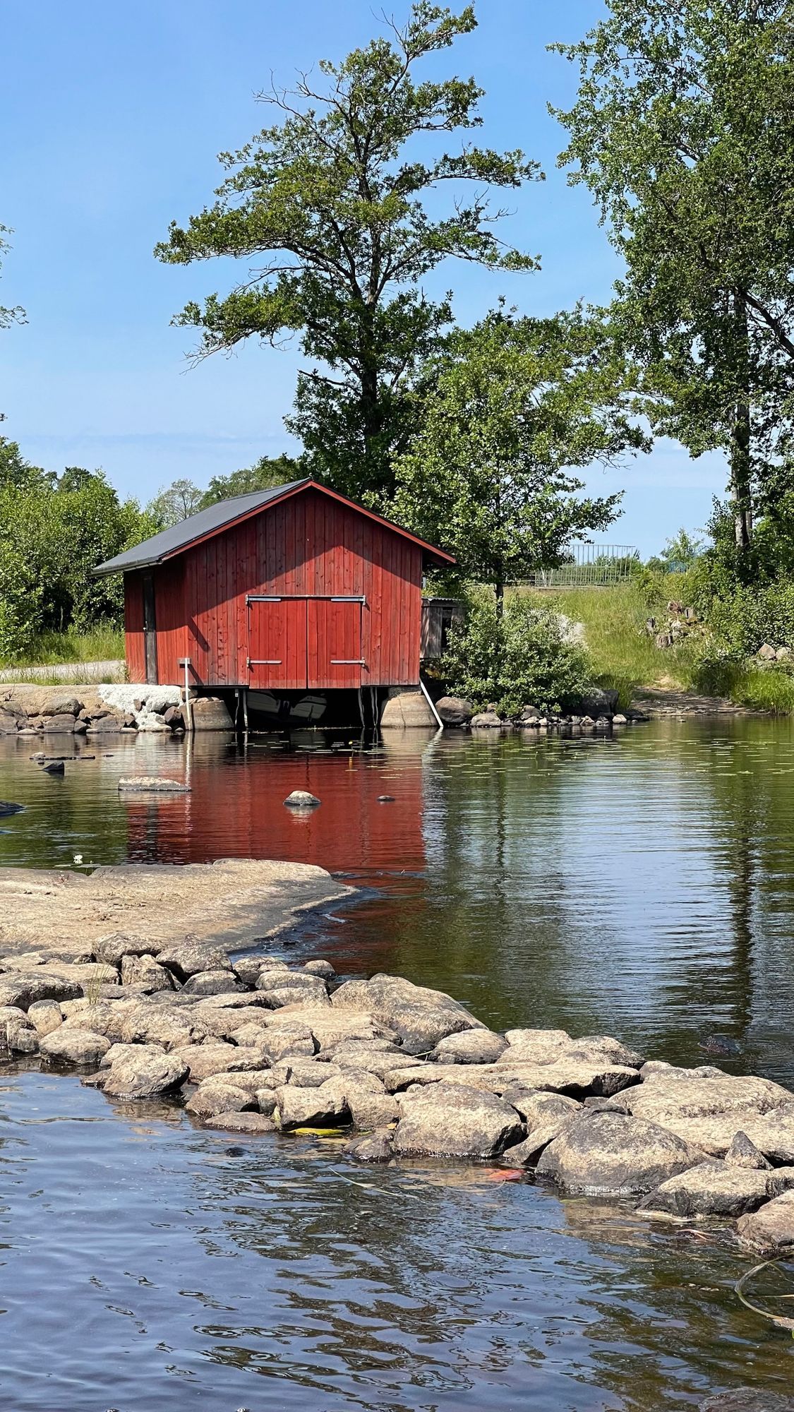 Semesterhus vid sjön med pool och elbåt – bild 24 av 24