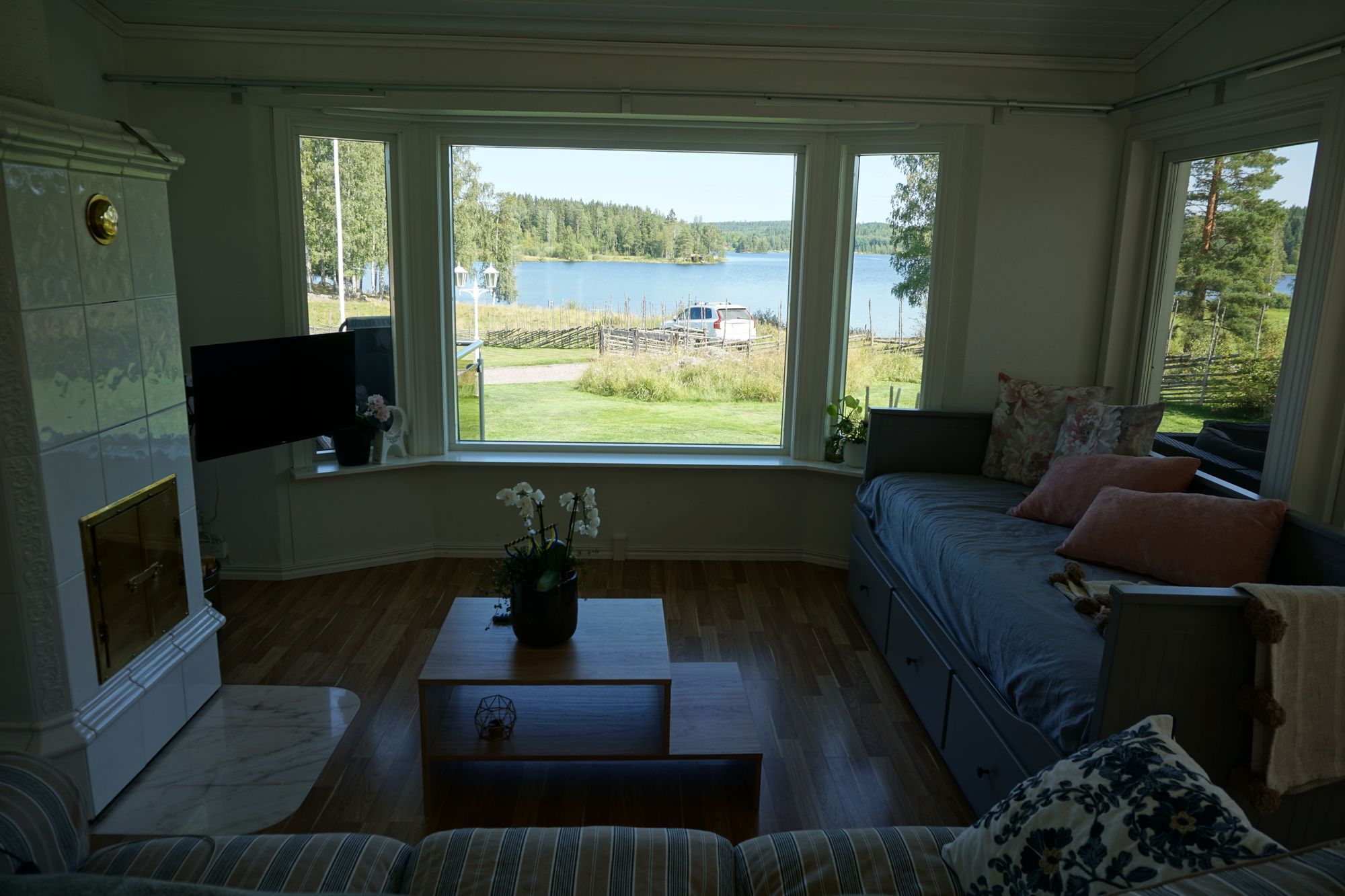 Rofylld sjönära retreat – bild 8 av 16