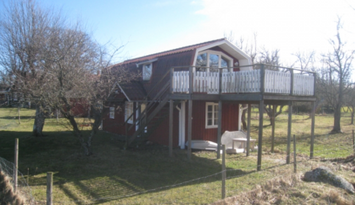 Fin stuga med privat padelbana och nära golf.