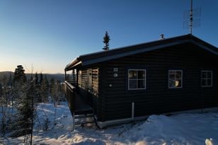 Stor stuga med skidläge och fjällutsikt