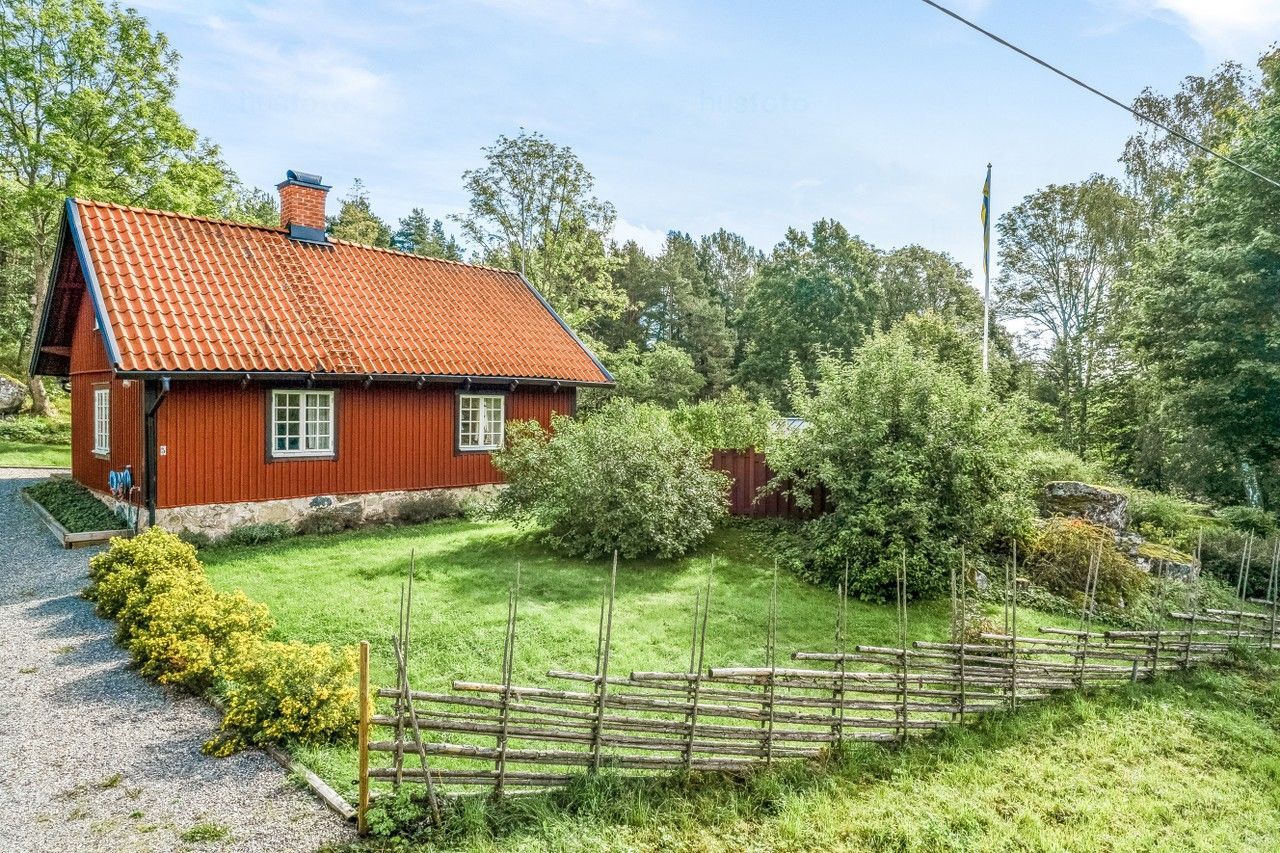 Stuga vid skog, ängar och sjö