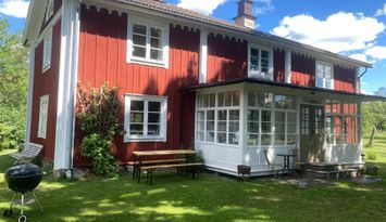 Mysig stuga i byn Löa i Bergslagen