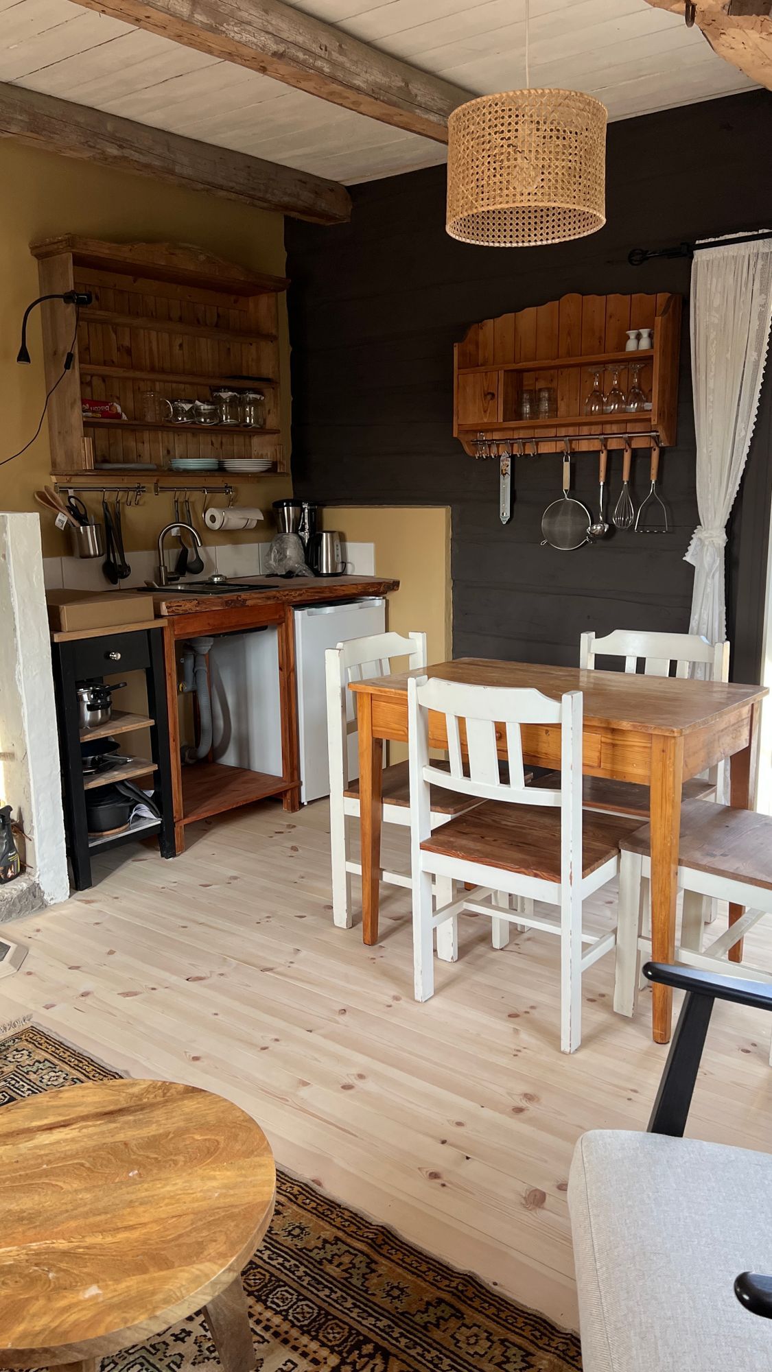 Mysig timmerstuga med kamin i södra Värmland – bild 7 av 24