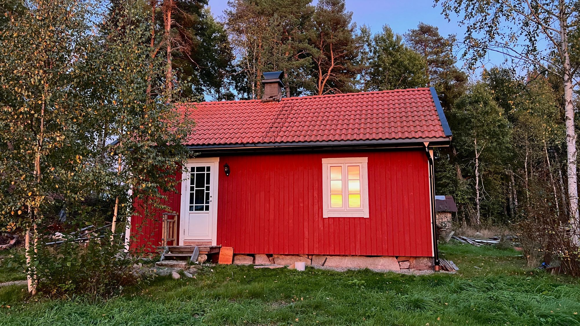Mysig timmerstuga med kamin i södra Värmland – bild 3 av 24
