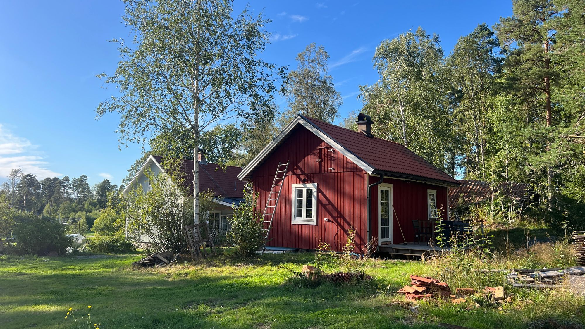Mysig timmerstuga med kamin i södra Värmland – bild 6 av 24