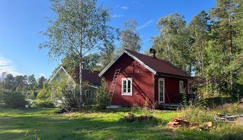 Mysig timmerstuga med kamin i södra Värmland