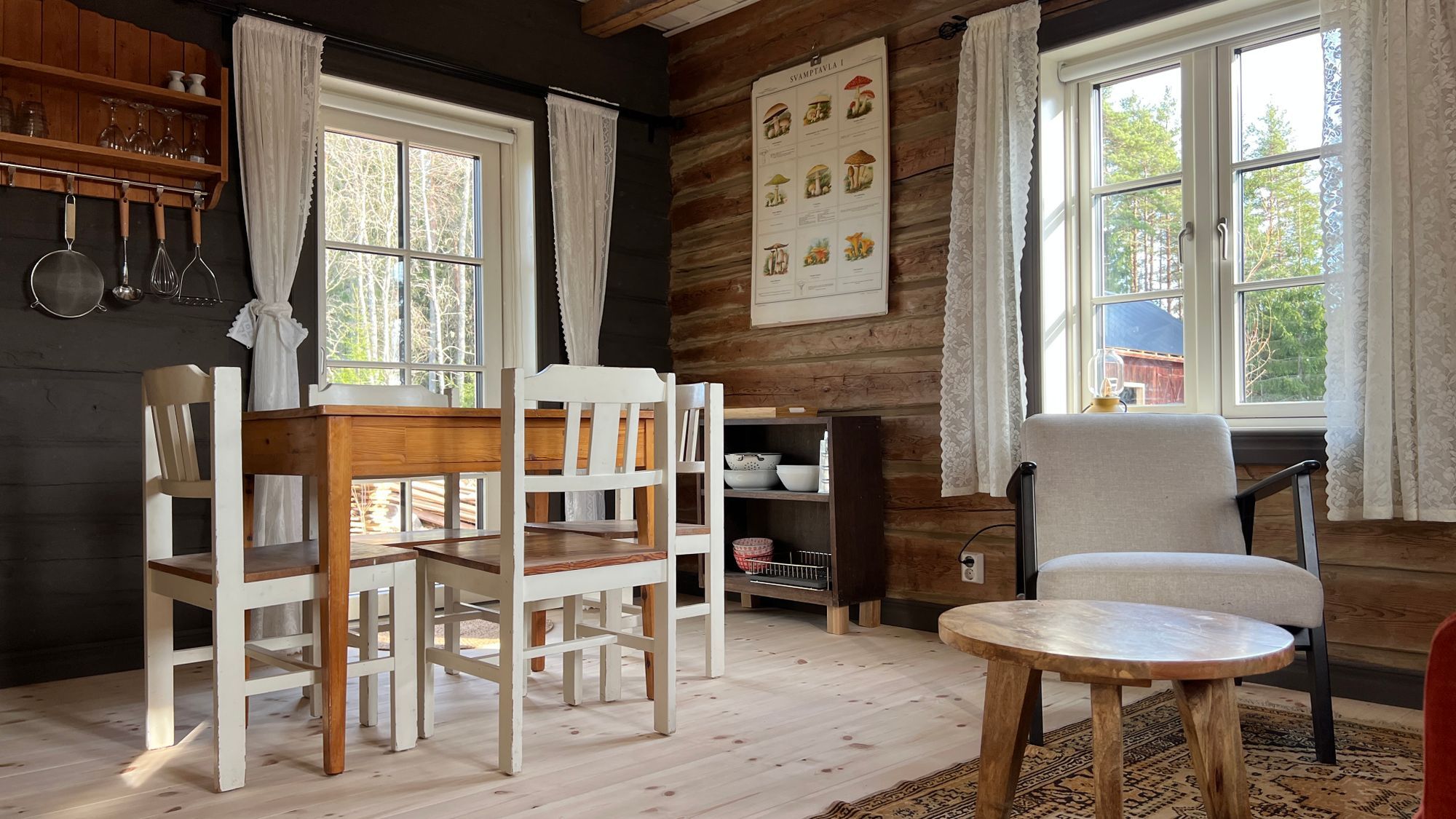 Mysig timmerstuga med kamin i södra Värmland – bild 4 av 24