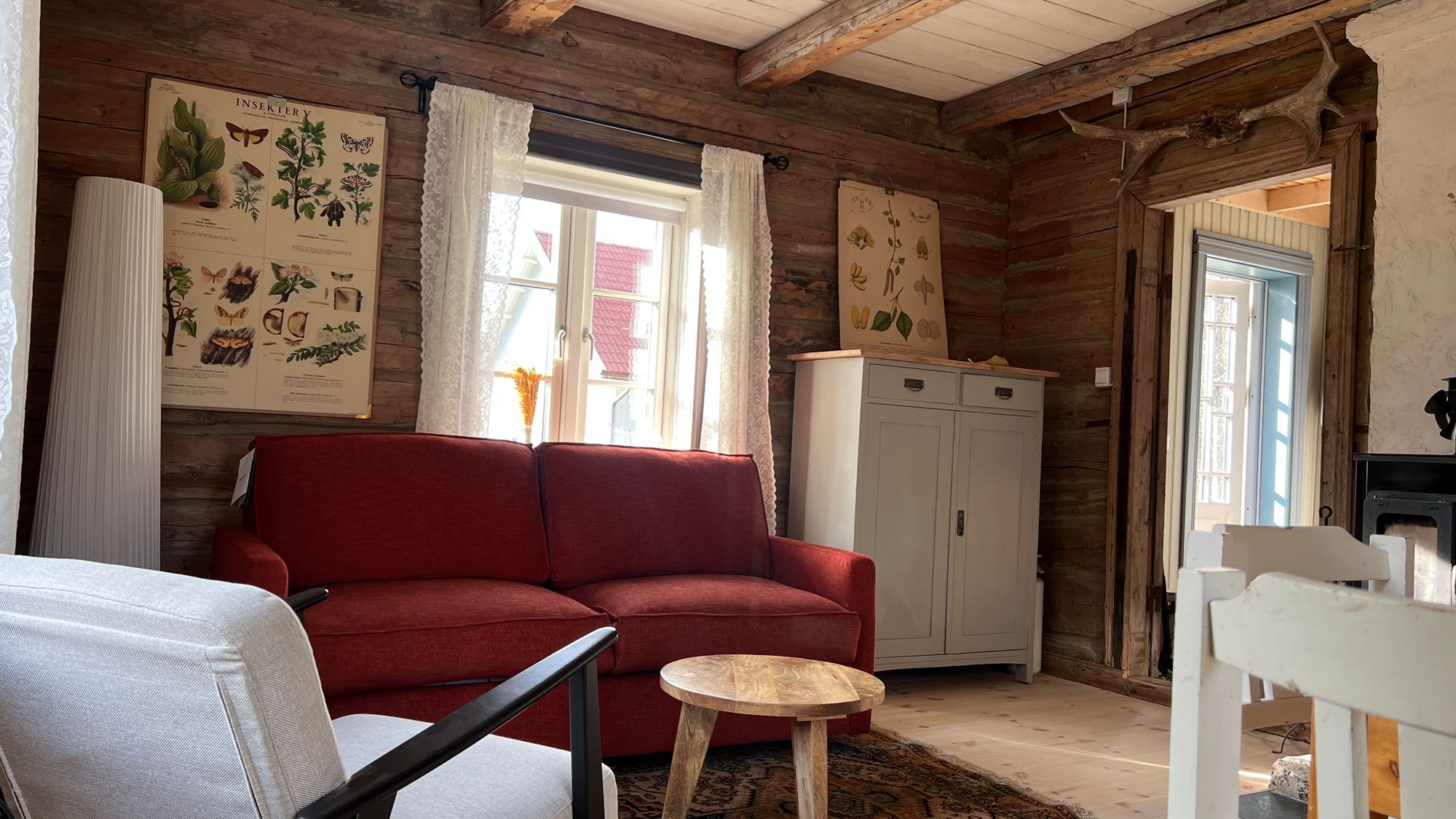 Mysig timmerstuga med kamin i södra Värmland – bild 2 av 24