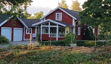 Sjönära hus på landet