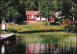 Modernt fritidshus vid sjöstrand
