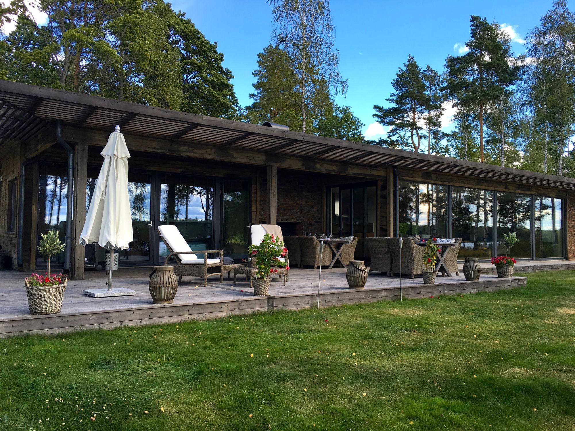Lyxigt sjöställe med egen brygga och strand – bild 8 av 21