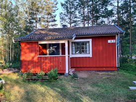 Small cottage on a natural plot near the lake