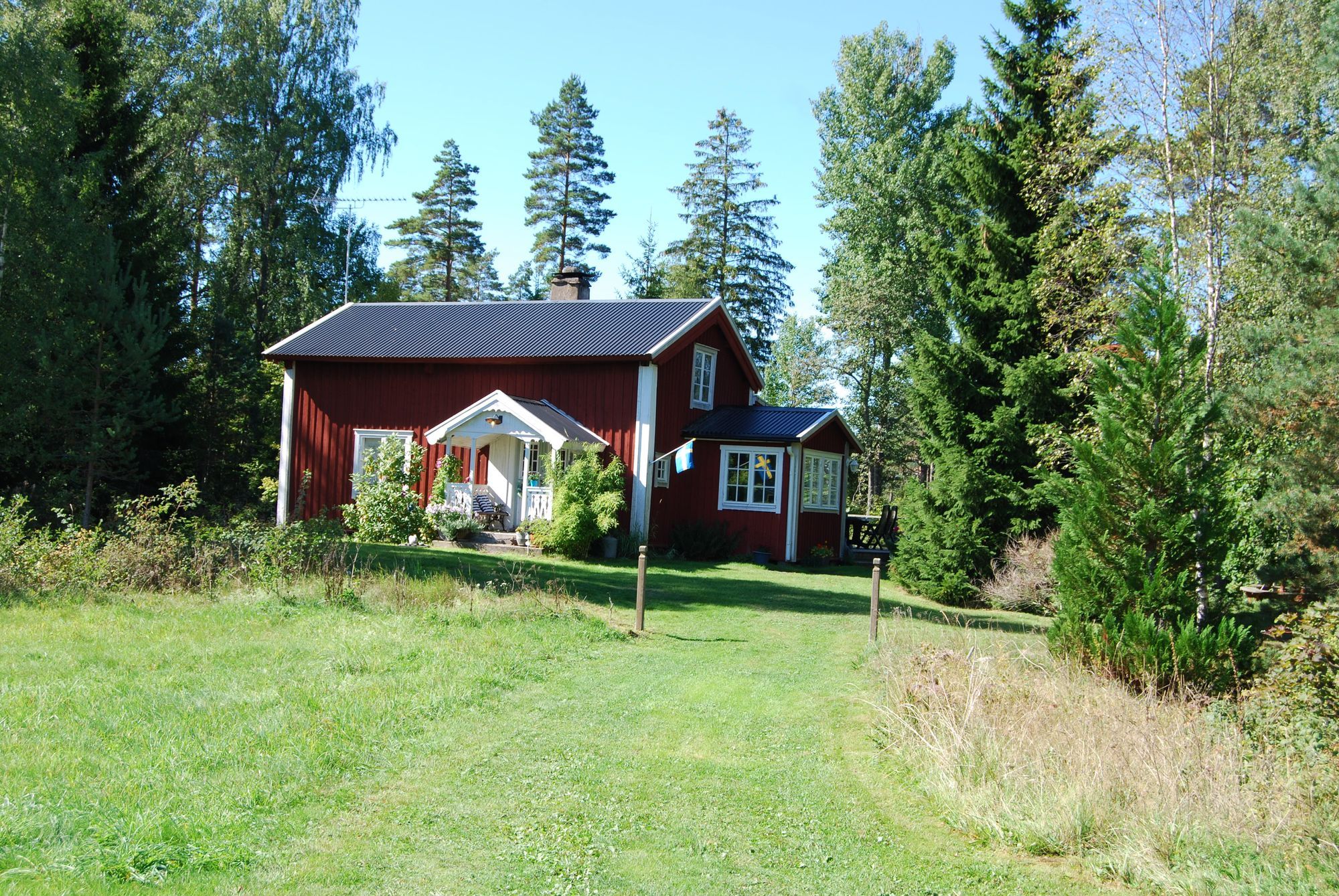 Liten röd stuga mellan två sjöar – bild 13 av 19