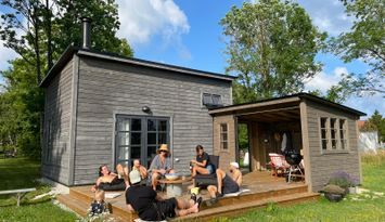 Smakfullt och lugnt boende med utsikt över ängar