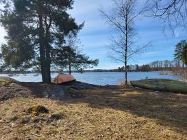 Sjönära stuga i norra Östergötland med ostört läge