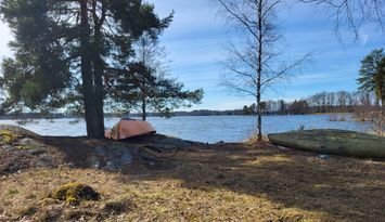 Sjönära stuga i norra Östergötland med ostört läge
