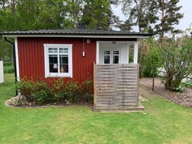 Nyrenoverad stuga vid Varamobaden i Motala