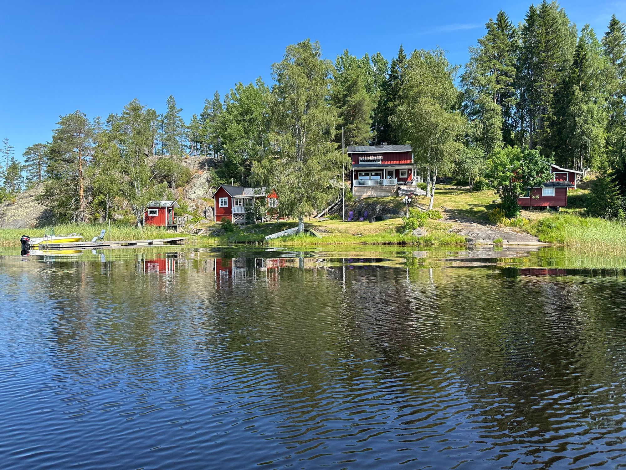 Stuga med sjötomt – bild 2 av 24
