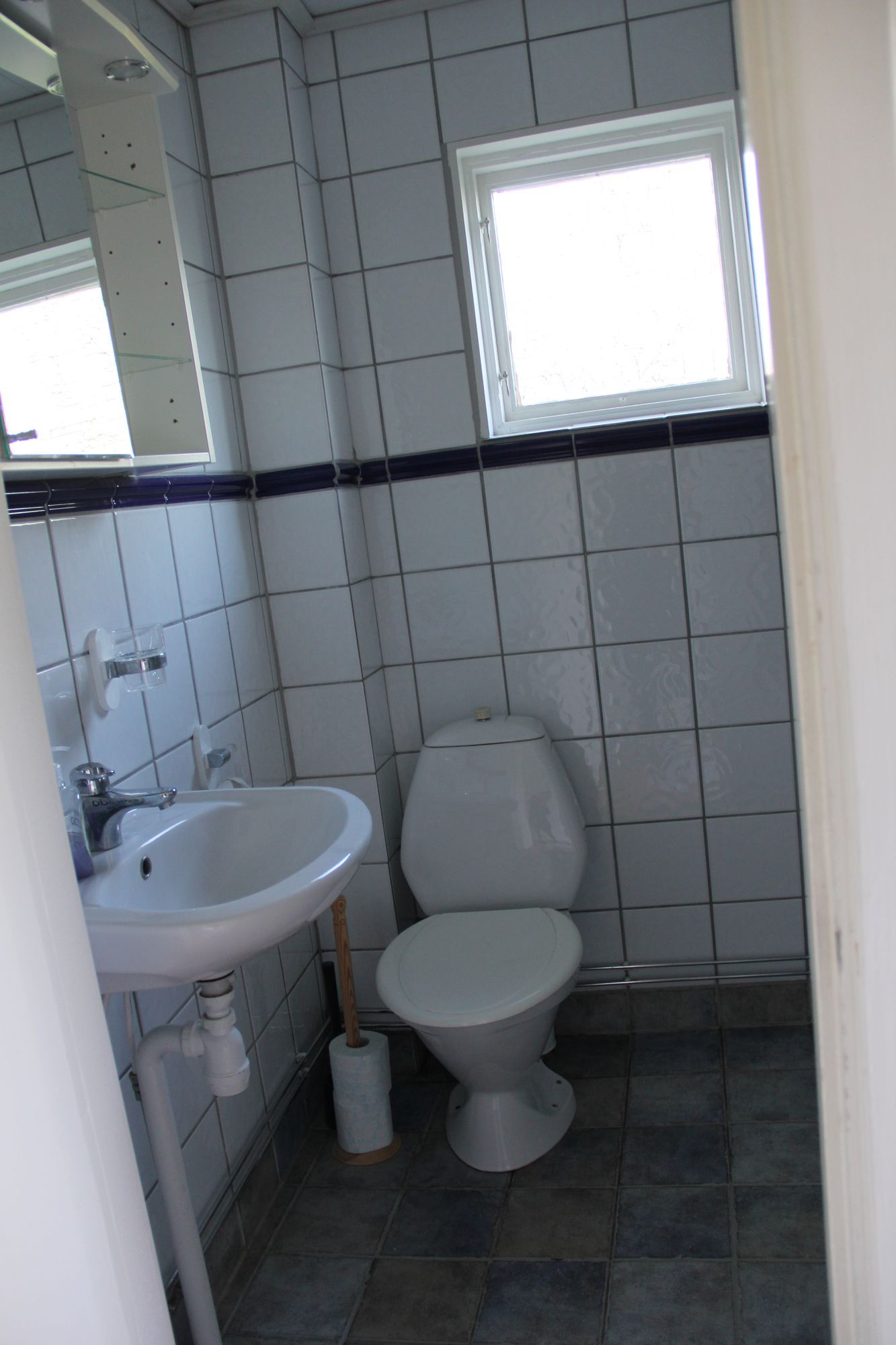 Röd stuga på landet – bild 8 av 13