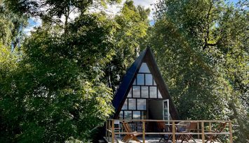 Unikt A-hus med djungelkänsla