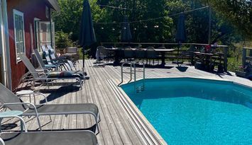 Lantlig torpidyll med saltvattenpool