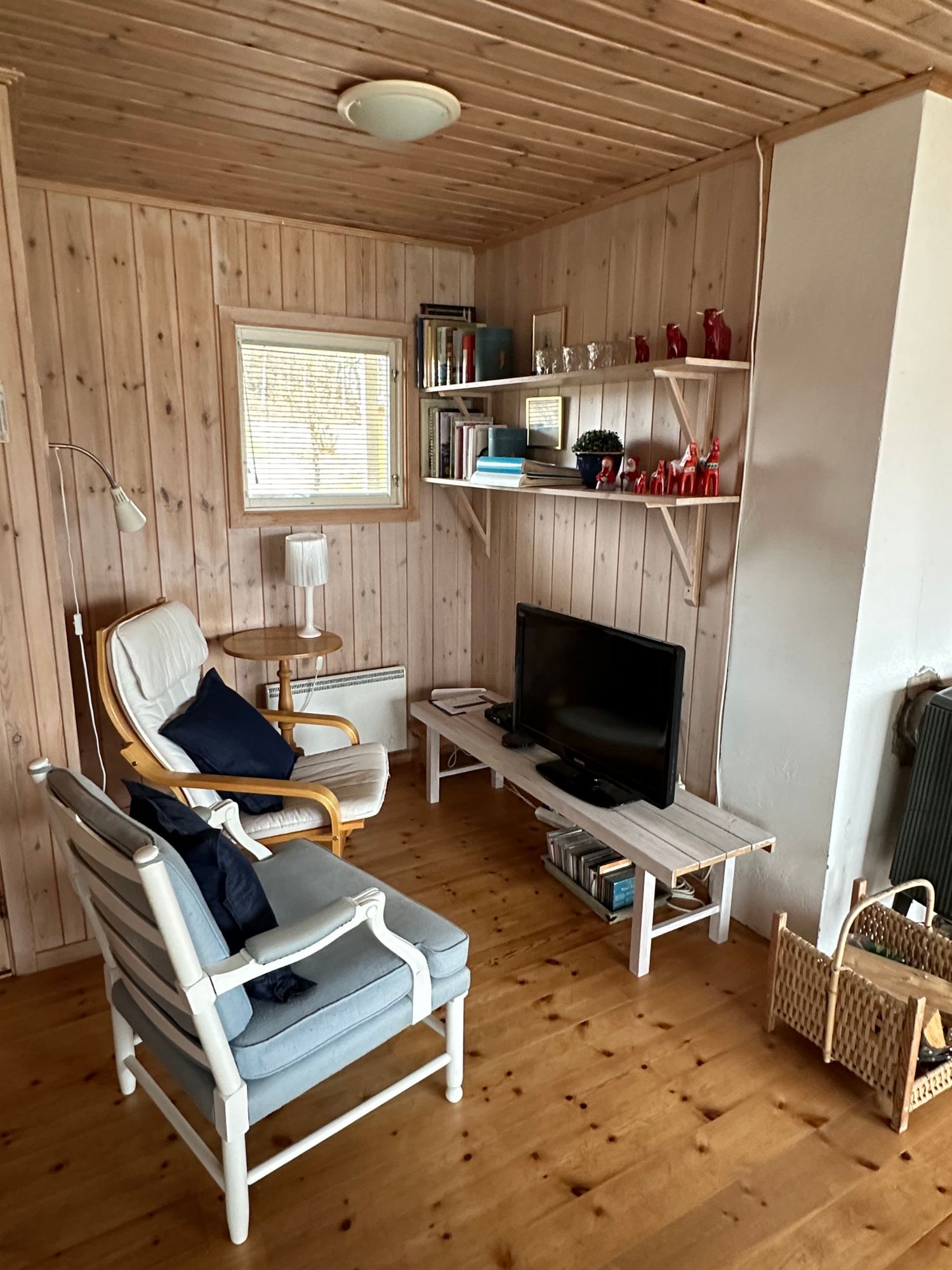Typical Swedish cottage with stuga overlook a lake – bild 23 av 24