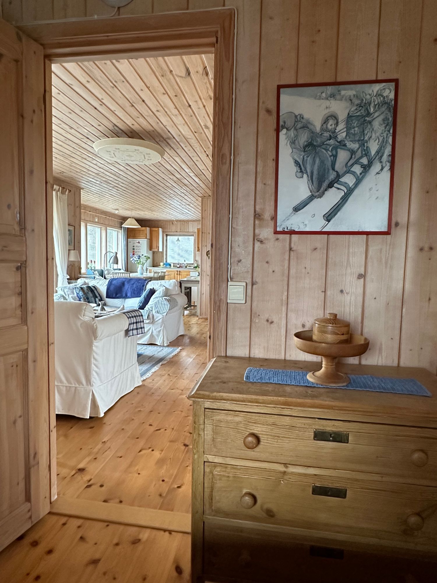 Typical Swedish cottage with stuga overlook a lake – bild 21 av 24