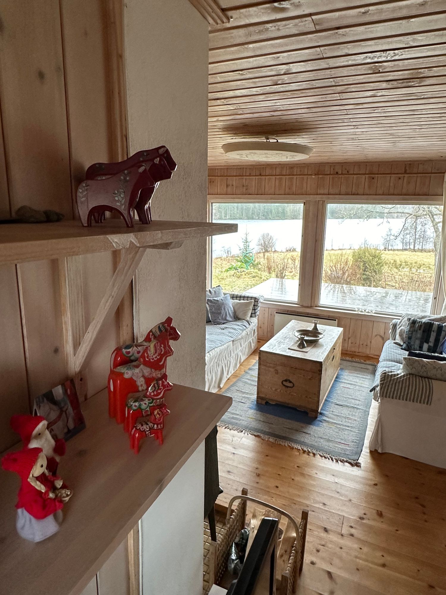 Typical Swedish cottage with stuga overlook a lake – bild 22 av 24