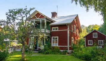 Stort Hälsingehus i natusköna Bergvik