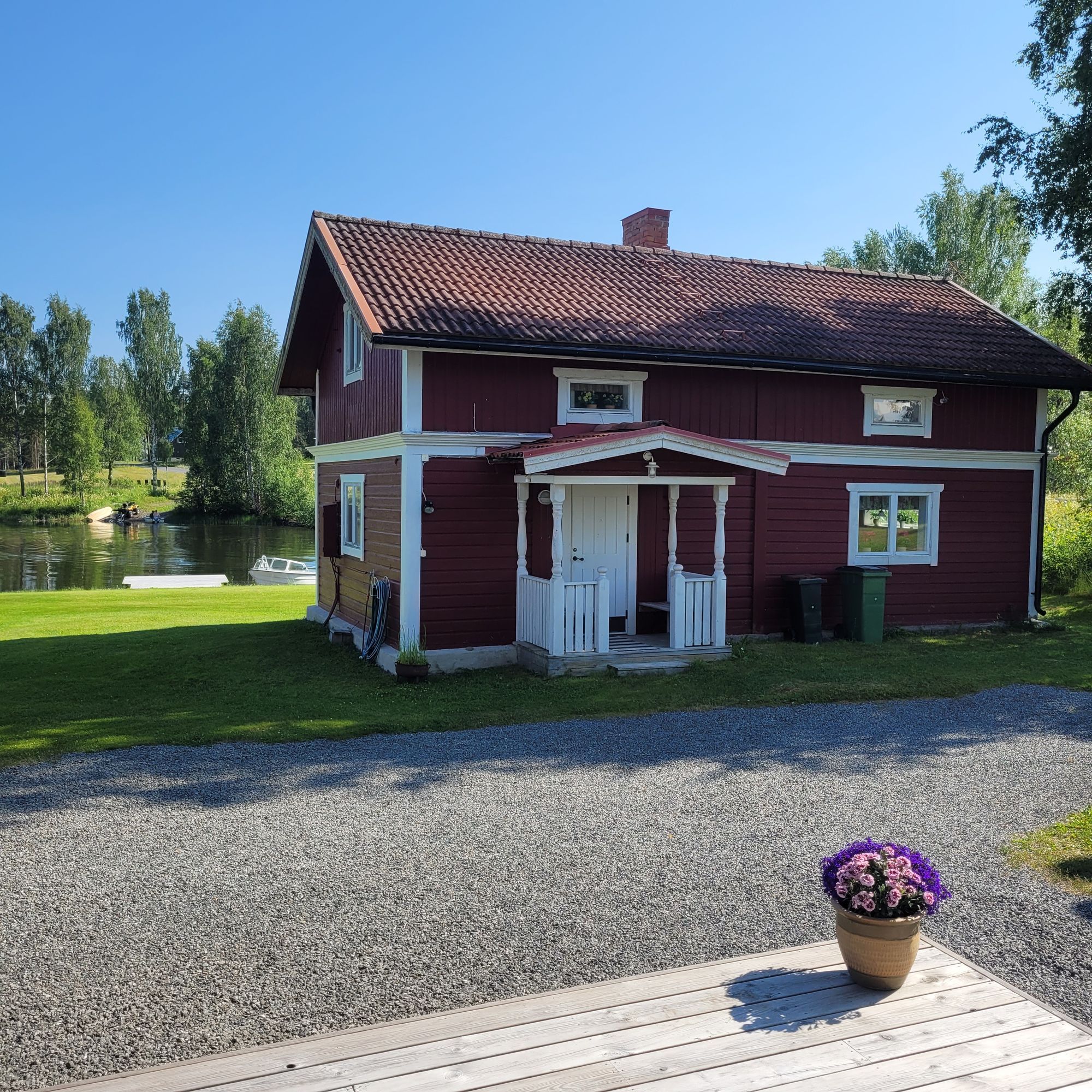 Stuga vid vattnet i Örån, Lit