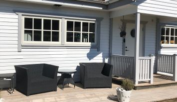 Strandnära stuga med pool i Beddingestrand