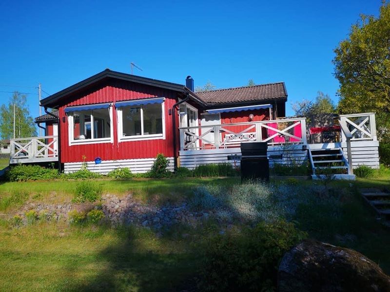 Sjönära och mysig stuga