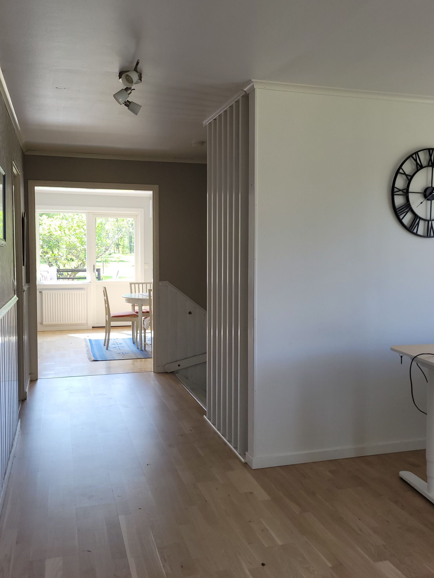 Rymligt hus på landet bredvid damm med egen brygga – bild 18 av 24