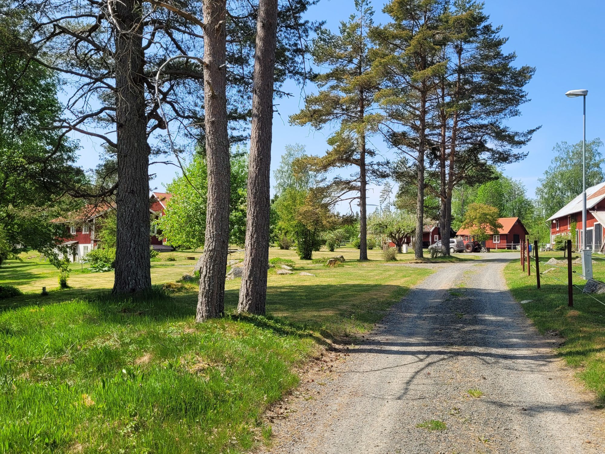 Rymligt hus på landet bredvid damm med egen brygga – bild 12 av 24