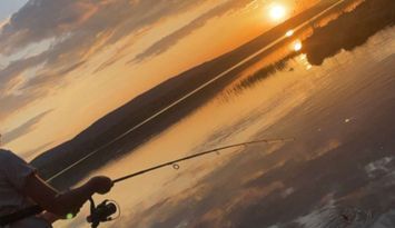 STUGA intill sjö med båt