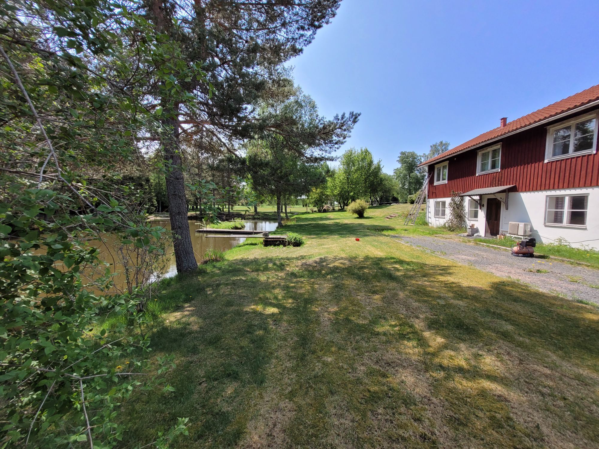 Rymligt hus på landet bredvid damm med egen brygga – bild 8 av 24