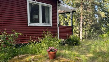 Mysig stuga vid sjön Båven