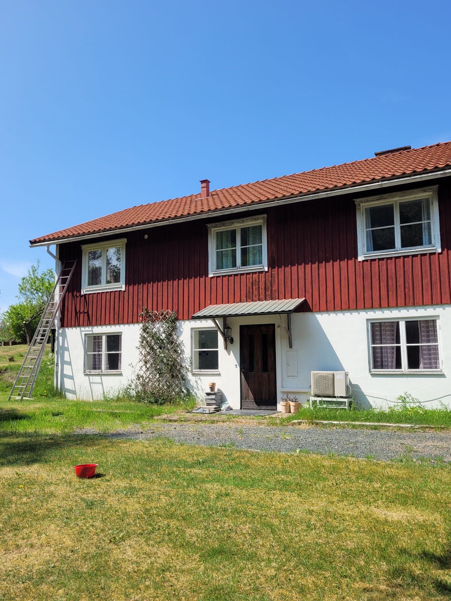 Rymligt hus på landet bredvid damm med egen brygga – bild 9 av 24